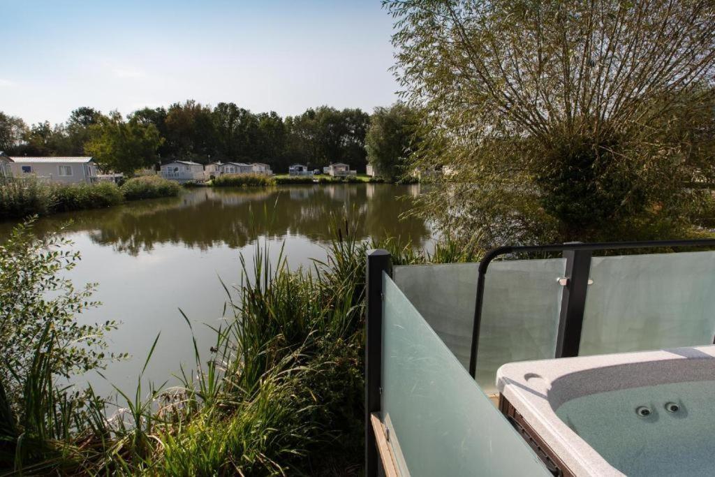 Mallard Lake South Cerney Esterno foto