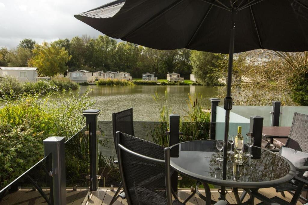 Mallard Lake South Cerney Esterno foto